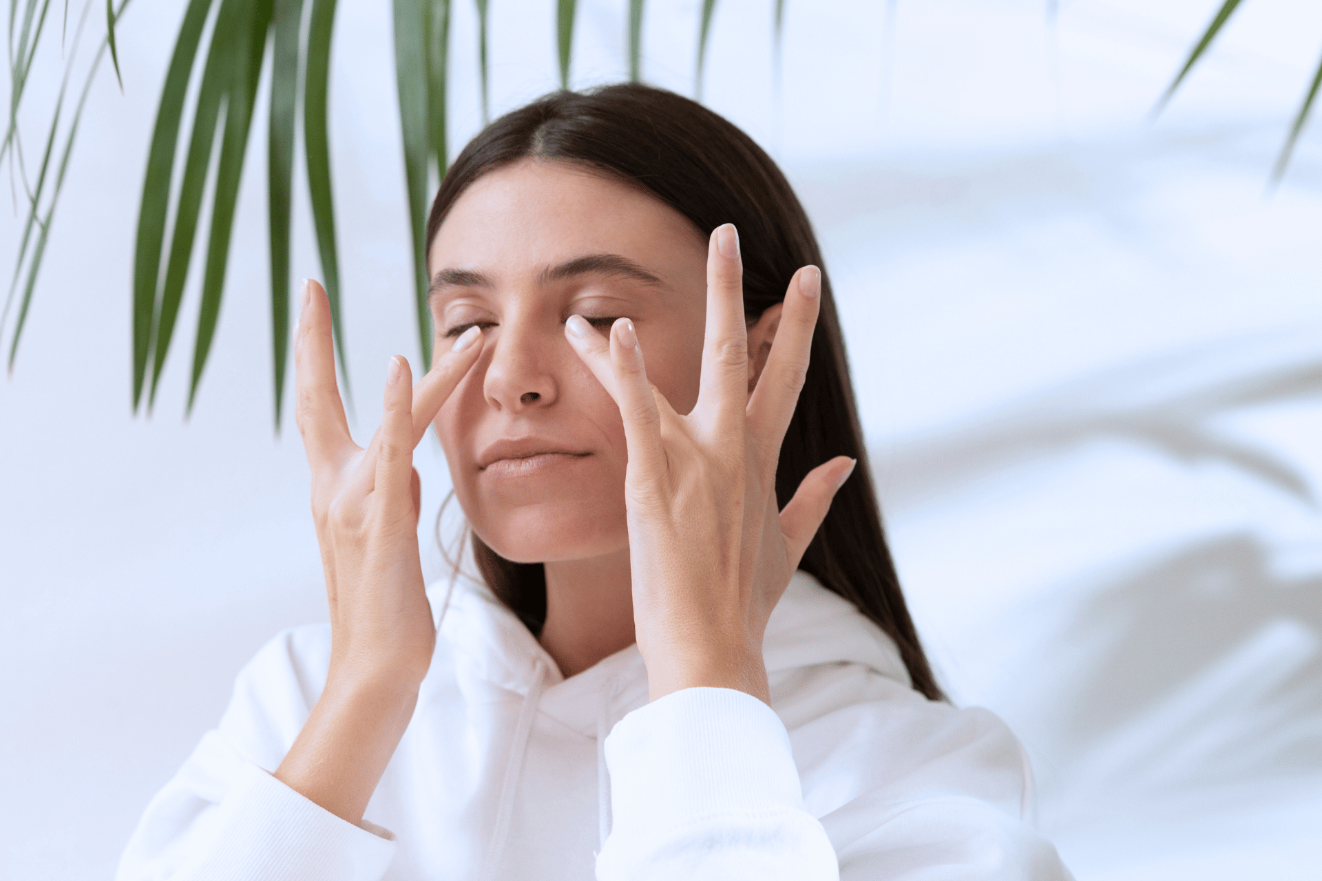 Contorno occhi prima o dopo la crema: quando si mette?