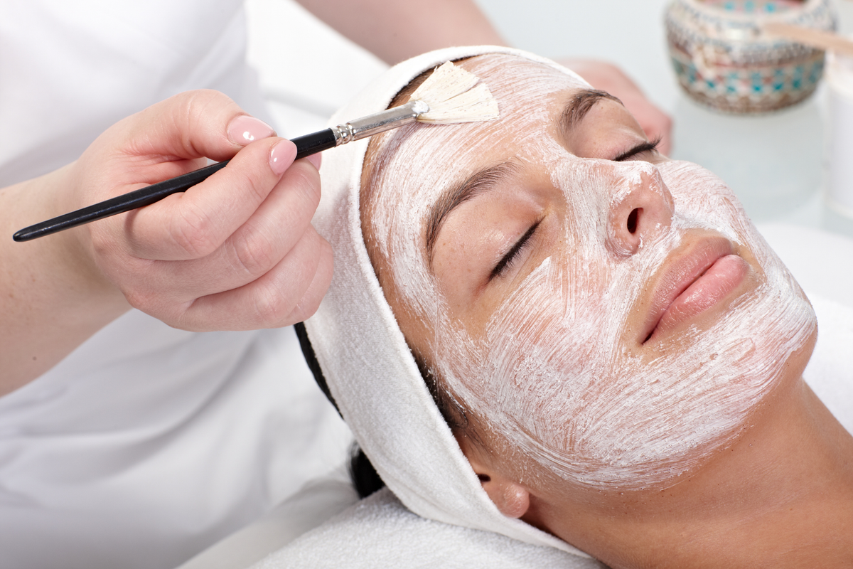Peeling e trattamenti: come si prepara la pelle