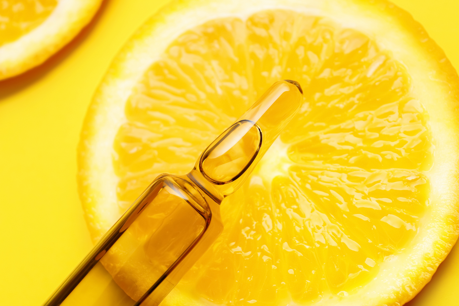 Vitamina C in estate: sì o no? Benefici, miti e come usarla correttamente