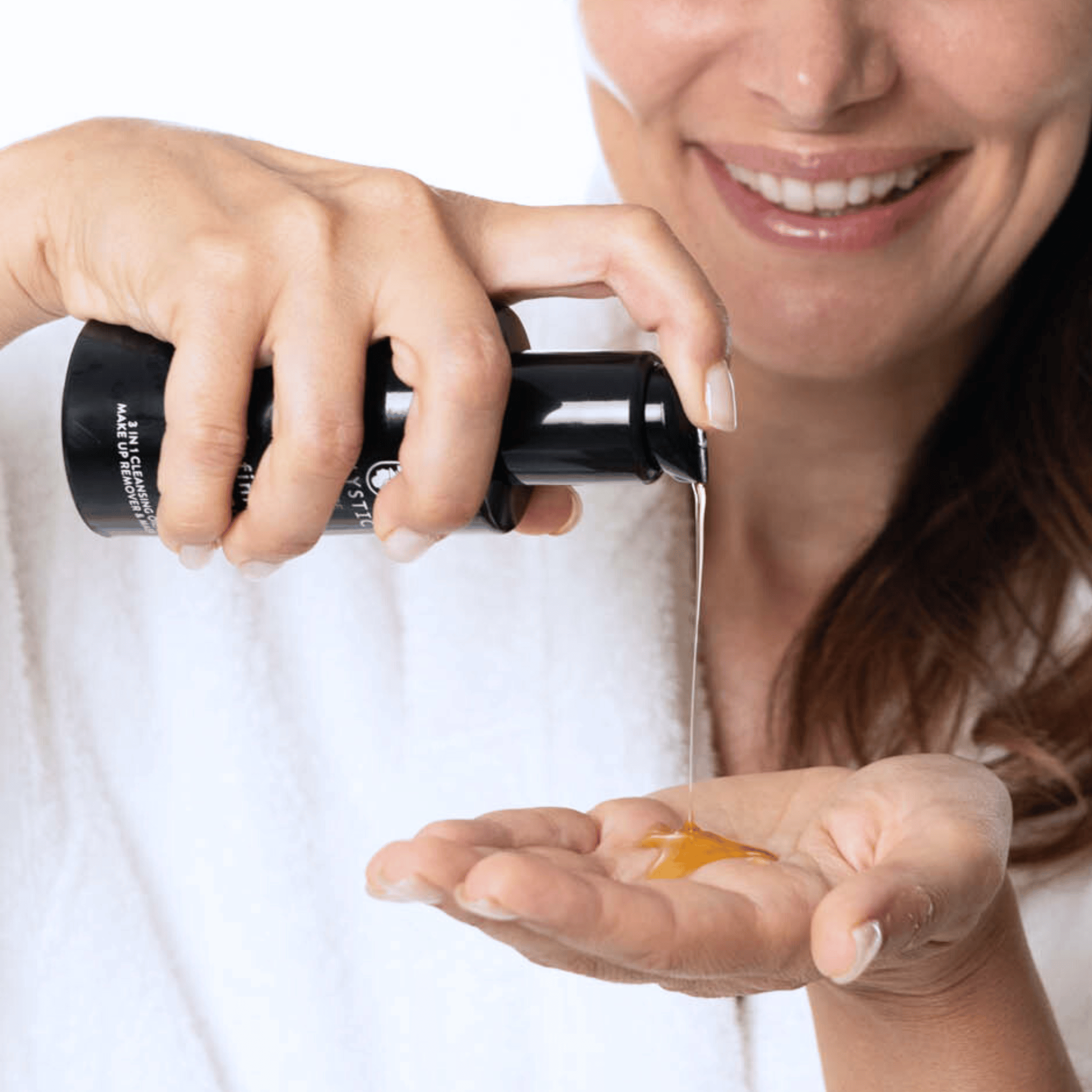 Olio detergente versato sul palmo della mano