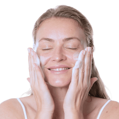 TRUE CLEAN - Set doppia detersione struccante illuminante: olio + mousse